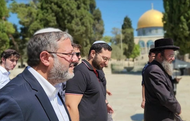 بن غفير يقتحم باحة المسجد الأقصى